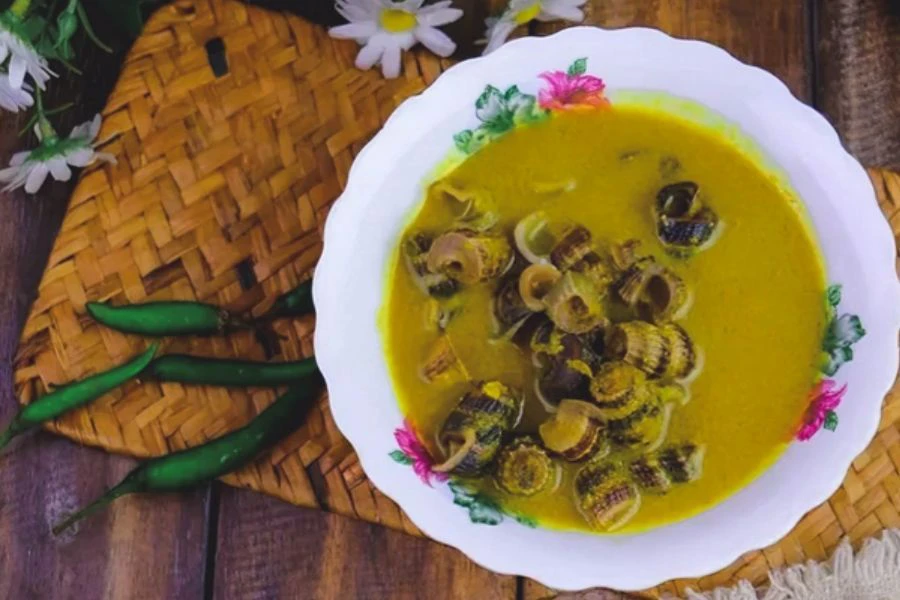 Makan sambil imbau kenangan, masakan lengkap dengan bahan membuka selera.