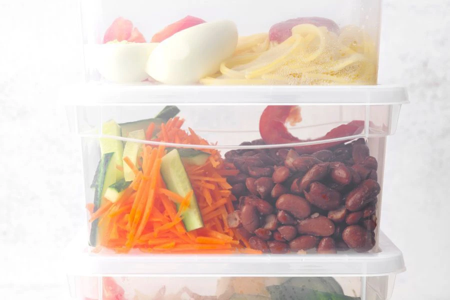 Simpan makanan menggunakan bekas kedap udara agar tidak menganggu suhu peti sejuk.