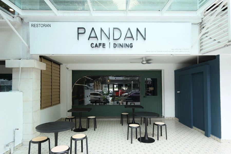 Suasana kafe yang nyaman dan estetik dengan dekorasi hijau segar sesuai untuk dijadikan tempat melepak atau lokasi kerja di luar pejabat. - Pandan Café & Dining