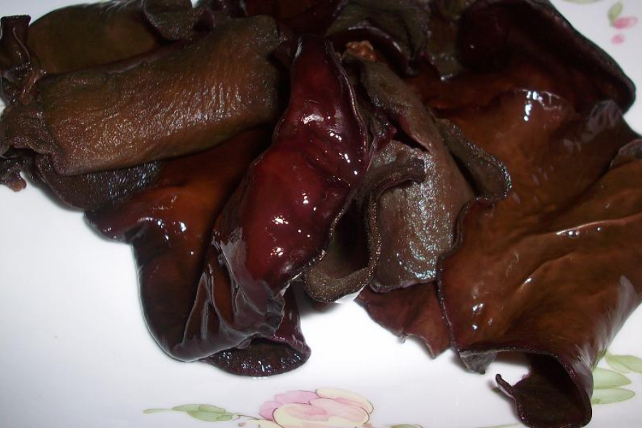 Cendawan telinga kera juga dikenali sebagai cendawan hitam.