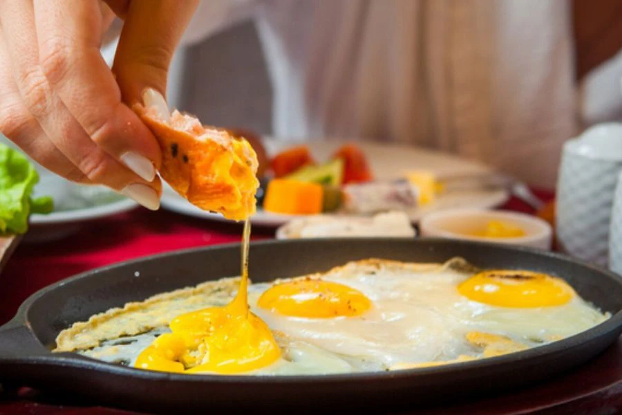 Telur antara makanan tinggi sulfur menjadi punca kentut menyengat.