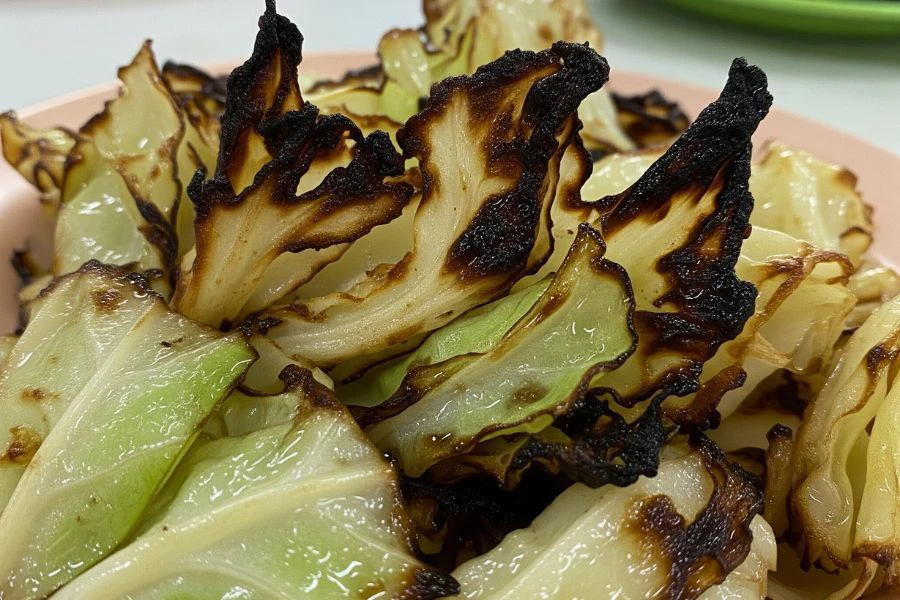 Kubis goreng dimasak menggunakan api kuat dan minyak digunakan berulang kali boleh menghasilkan acrylamide.