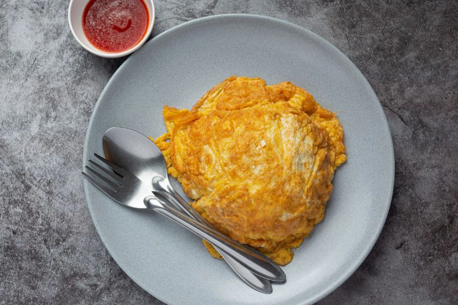 Telur dadar Thai ini sangat sesuai dimakan bersama nasi panas dan lauk sampingan lain.