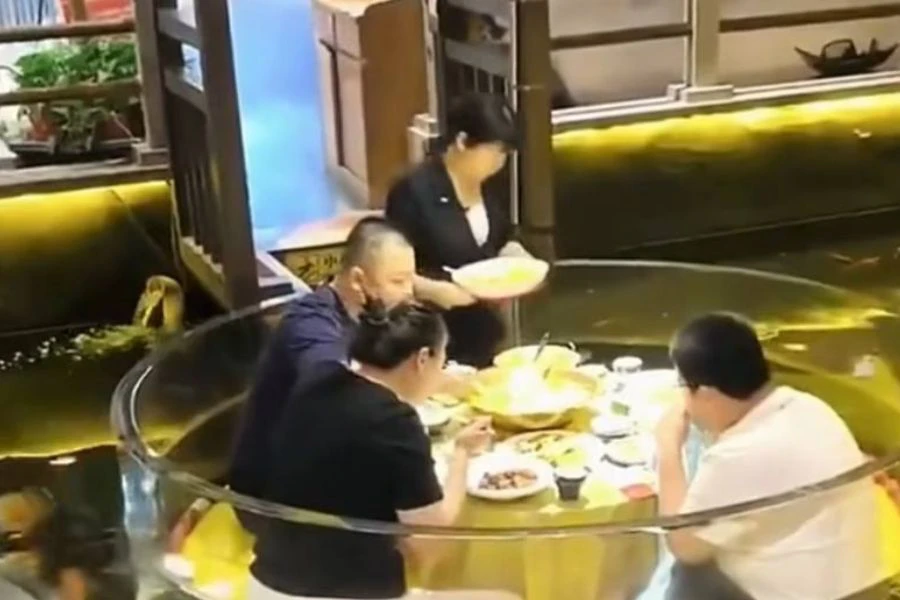 Beberapa pelanggan dilihat sedang menikmati juadah sebelum insiden berlaku