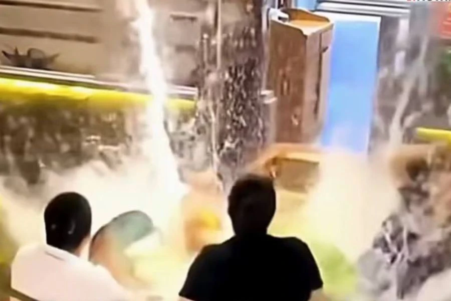 Meja kaca restoran terapung itu dipercayai pecah secara tiba-tiba.