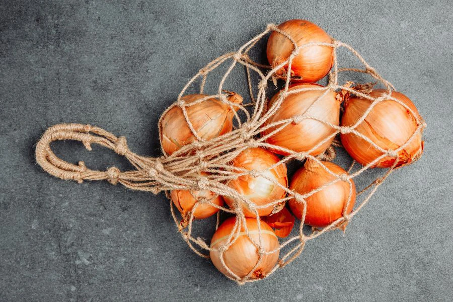 Bawang lebih ideal disimpan dalam bekas jaring atau berlubang.
