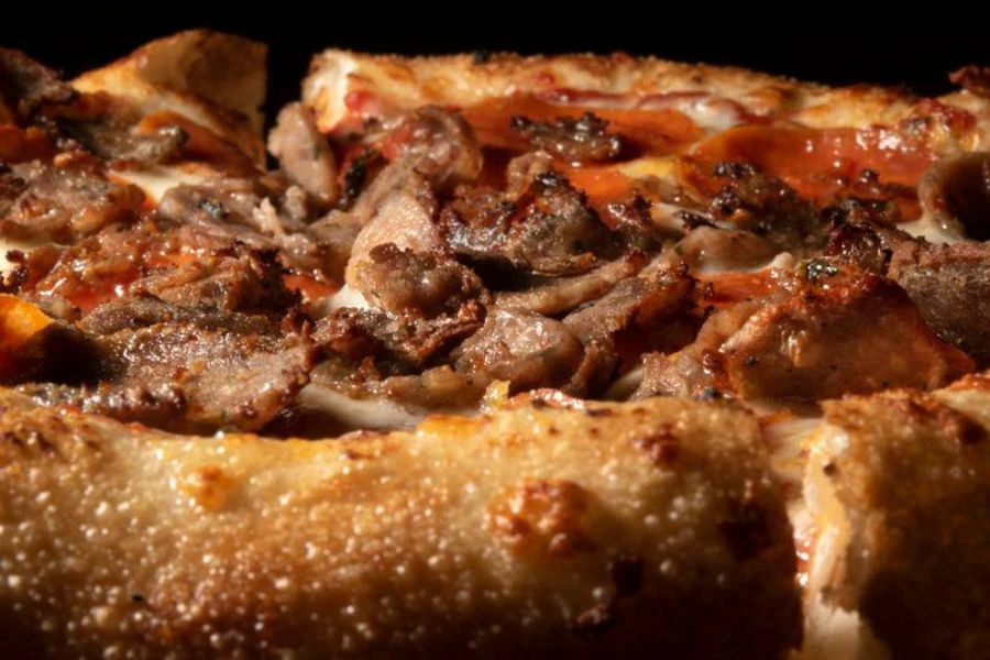 Daging ular juga digunakan sebagai topping pizza bersama buaya dan daging katak dalam hidangan dikenali sebagai Everglades Pizza. 