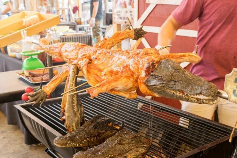 Daging buaya panggang adalah makanan jalanan yang popular di pasar malam Thailand. - Getty Images/iStockphoto