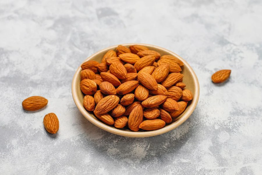 Kacang almond mengandungi nutrien tinggi membantu menjaga kelembapan semula jadi kulit.