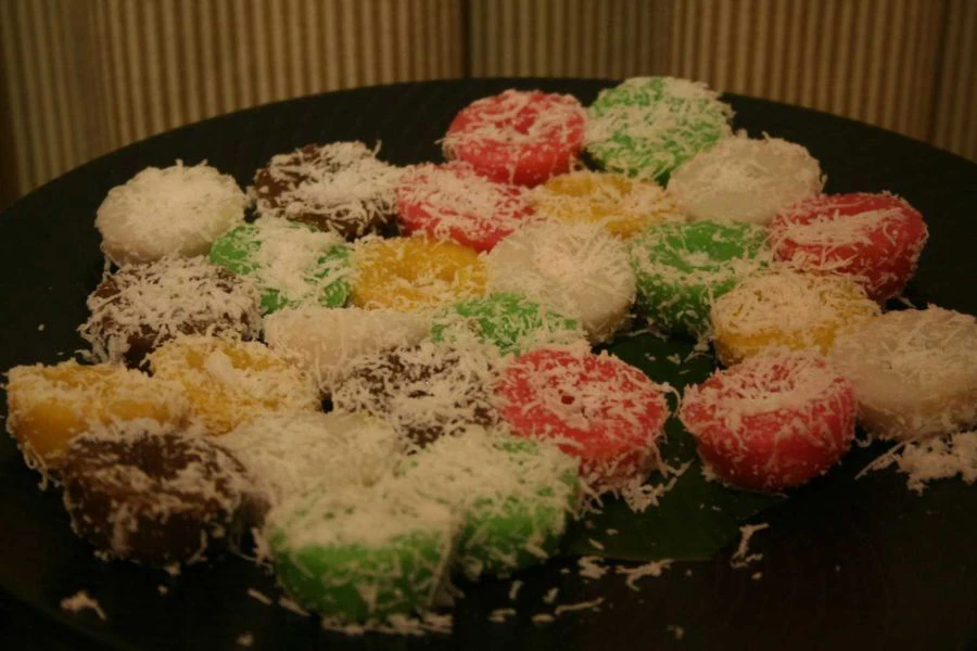 Kuih tradisional seperti onde-onde melambangkan budaya dan identiti rakyat Malaysia.