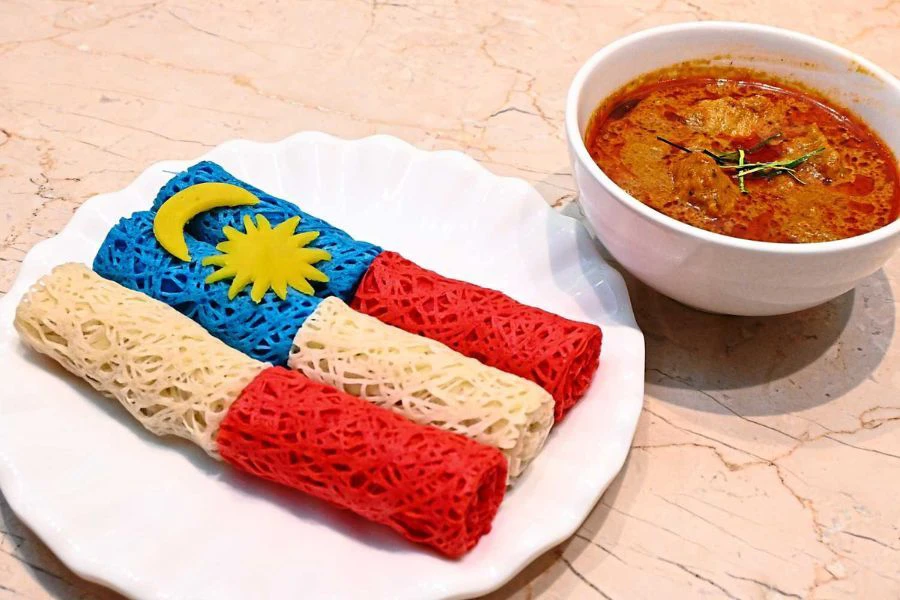 Roti jala merupakan hidangan tradisional Melayu yang sering dihidangkan bersama kari ayam atau daging.
