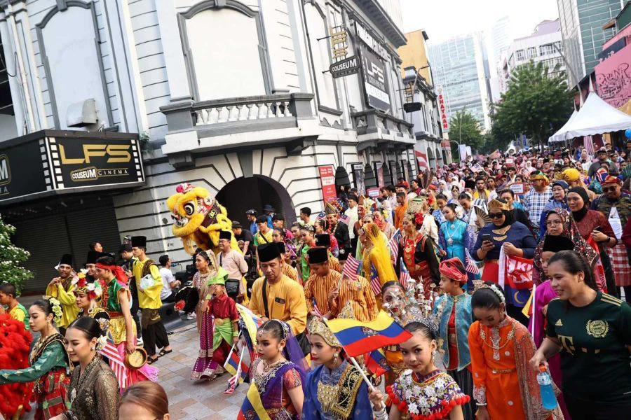 Perarakan sambutan hari Merdeka menjadi simbol kesatuan rakyat Malaysia.