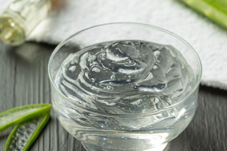 Sapu gel lidah buaya untuk melegakan kulit.