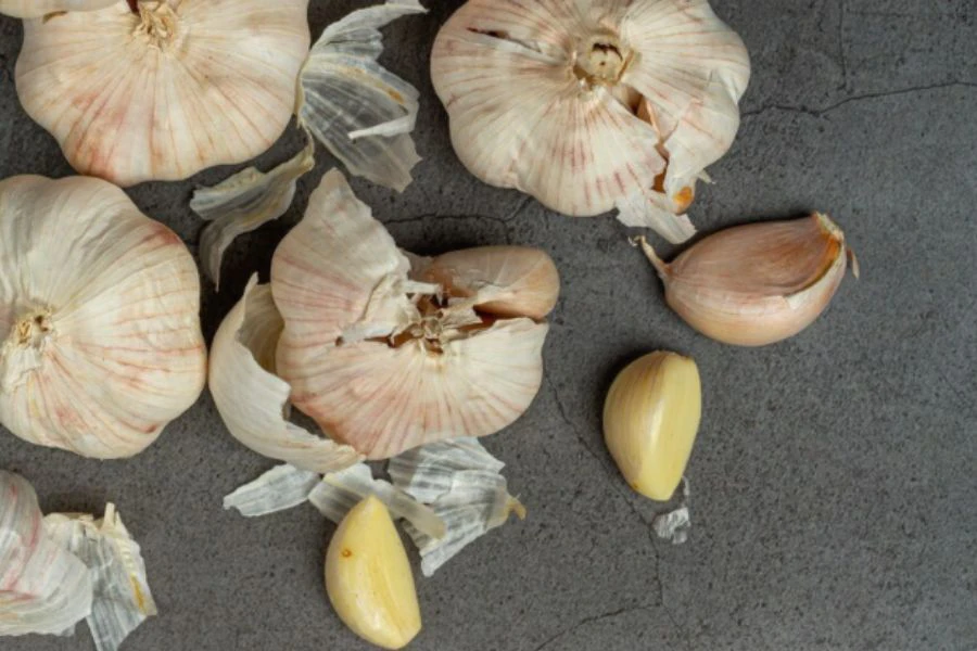 Bawang putih bukan saja baik untuk kesihatan, tapi membantu merangsang pertumbuhan kening.