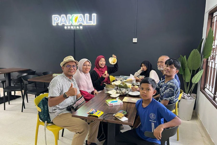 Suasana yang selesa untuk melepak sambil menikmati durian.