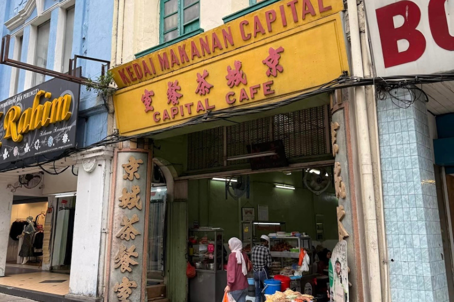 Restoran ini menjadi tarikan buat pengunjung yang membeli belah di kawasan sekitar.