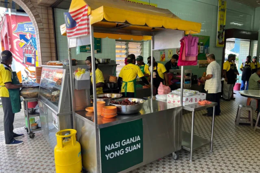 Kesedapan kuah campur dan ayam merah pedas membuatkan ramai ketagih