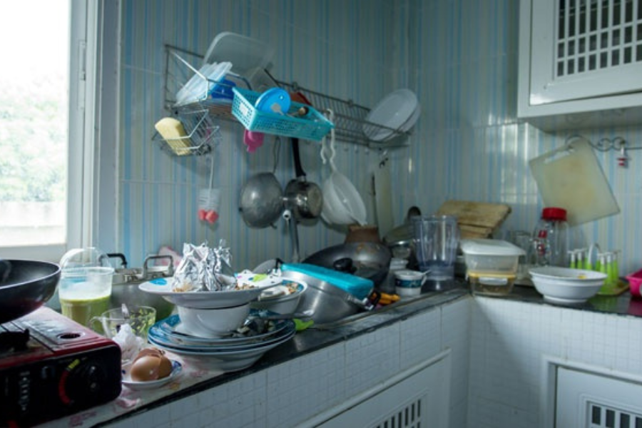 Keadaan dapur yang kotor mengundang kehadiran tikus.