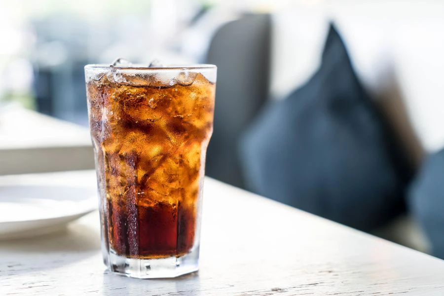 Minuman coke mengandungi gula yang sangat tinggi boleh meningkatkan kadar kalsium dalam badan.