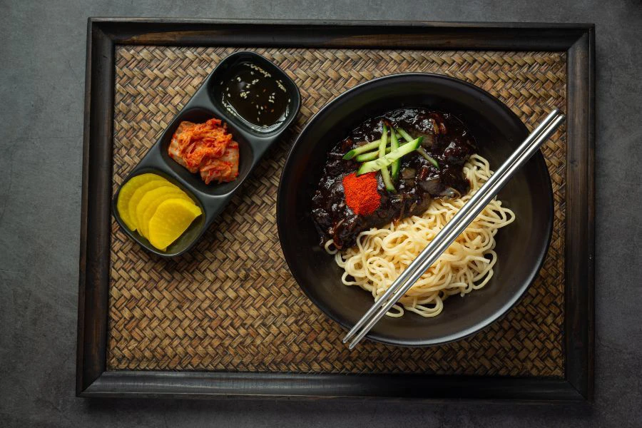 Jajangmyeon sebenarnya berasal dari hidangan Tionghoa bernama zhajiangmian.