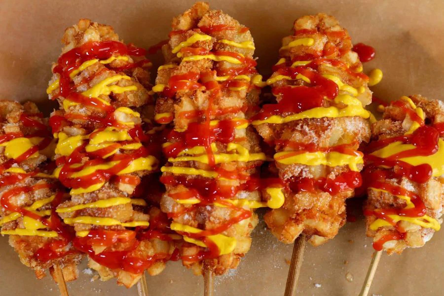Corn dog ini biasanya disalut gula, kentang digoreng kecil dengan pelbagai sos.