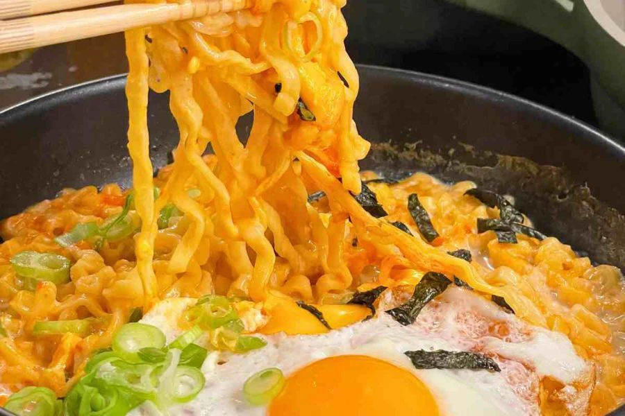 Kombinasi keju, telur, kimchi atau sosej dalam ramen memang sangat popular.