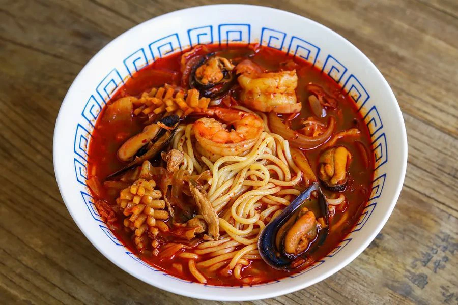 Makan panas-panas waktu hujan, memang padu!