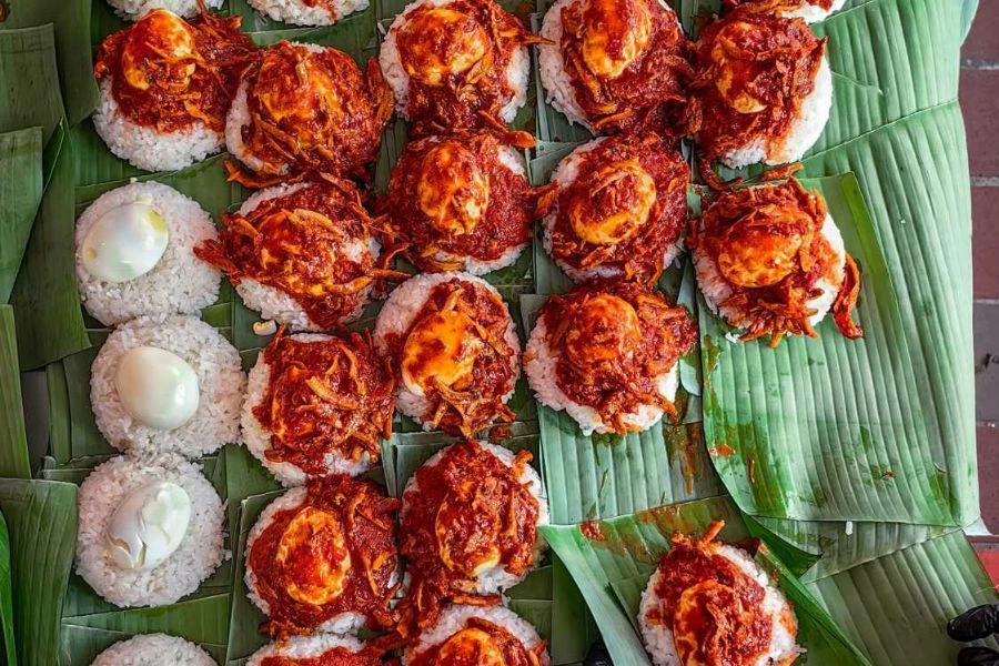 Lagi nikmat bungkus nasi lemak pakai daun pisang dan surat khabar.