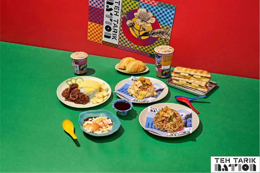 Bukan minuman teh tarik sahaja yang tersedia, juadah lain pun meriah.