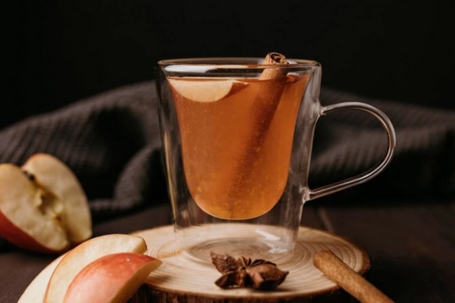 Kayu manis menghasilkan warna kekuningan.