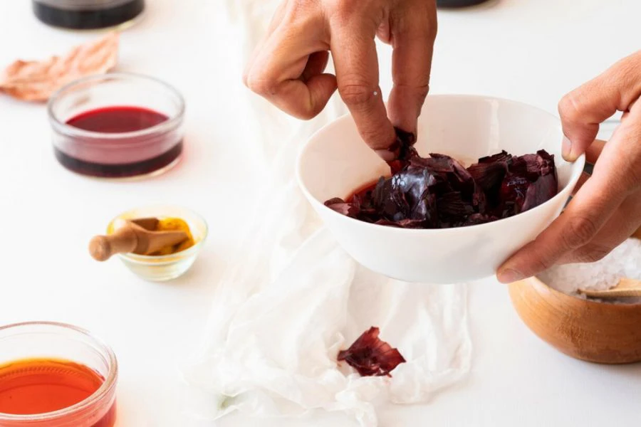Pewarna makanan dengan rona ceria memainkan peranan penting dalam mencantikkan hidangan