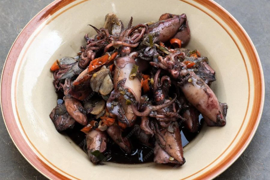 Rahsia utama keenakan rasa masakan ini terletak pada dakwat sotong.