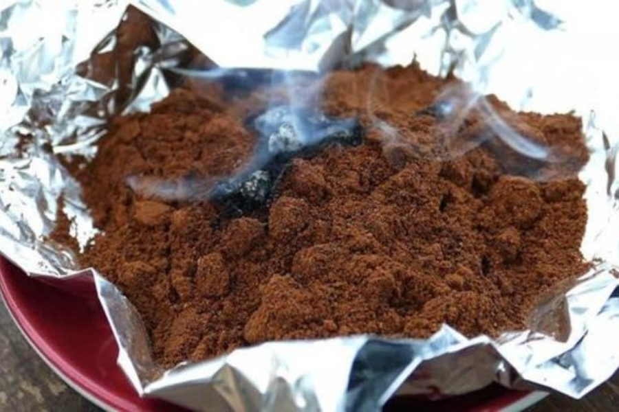 Hampas kopi yang kering berfungsi menghalau serangga.