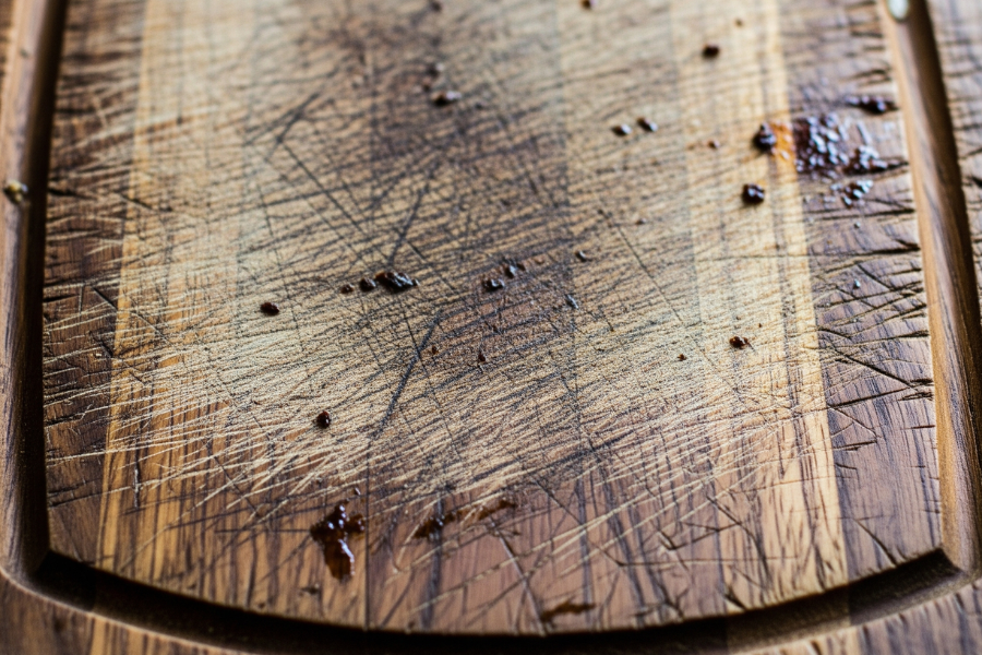 Papan pemotong kayu yang bercalar boleh memerangkap bakteria dan kelembapan.