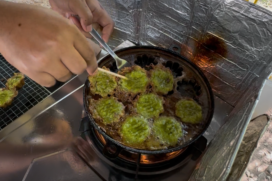 Kuih cara manis yang dijual terserlah aras lemak manisnya.