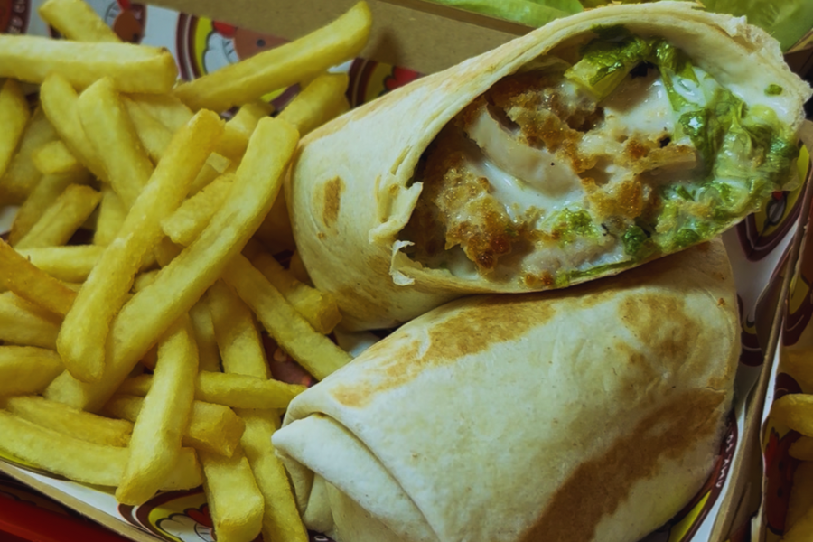 Tortilla wrap turut dihidangkan bersama sos istimewa AMK yang pedas berempah.