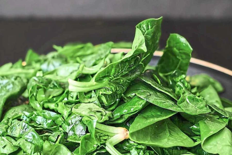 Sayur bayam mengandungi nutrien membantu proses pembuangan toksin batu karang..