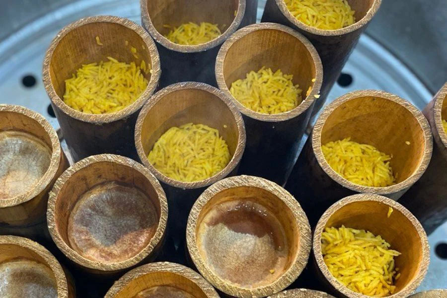 Nasi beriani dimasak panas-panas menggunakan cara tradisional dalam buluh.