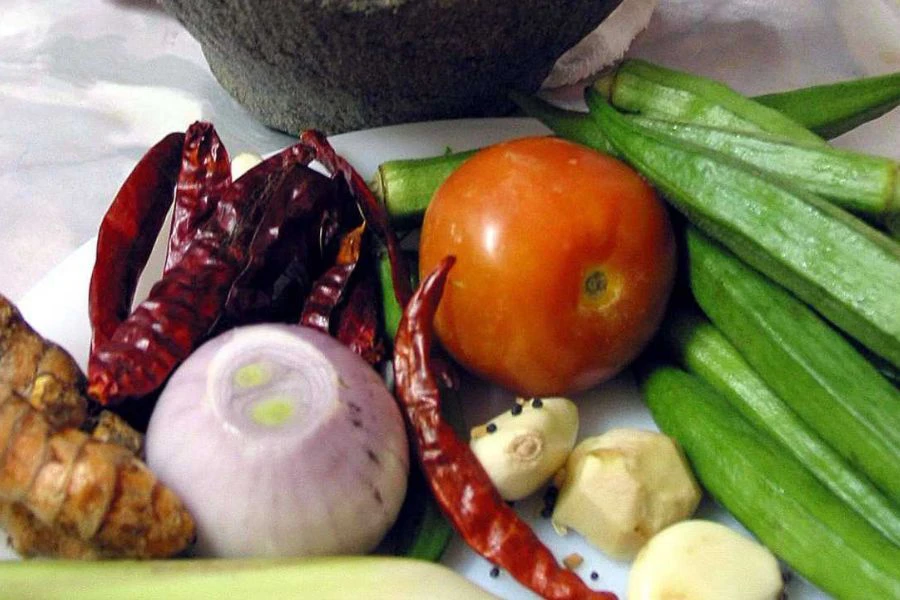 Bawang besar, cili kering dan kunyit bahan asas digunakan dalam asam pedas.