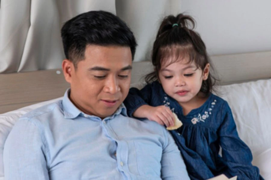 Luangkan masa dengan anak agar isteri dapat masak dengan tenang. 