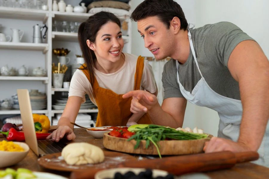 Cuba teman isteri didapur untuk galak semangat. 