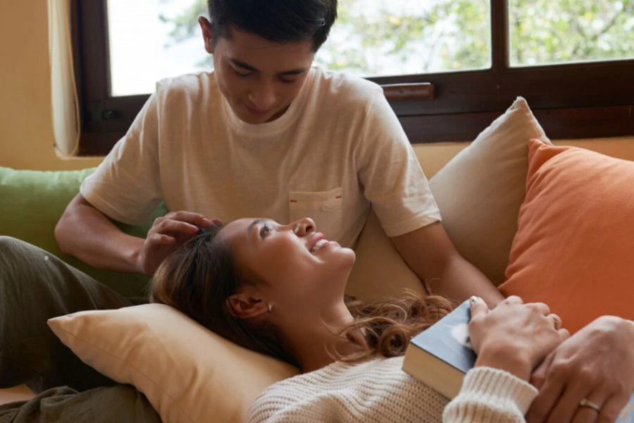 Urut isteri untuk melegakan lenguh selepas berdiri lama di dapur.