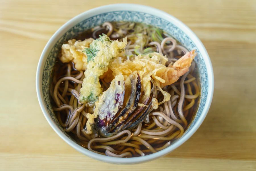 Tempura udon sememangnya antara menu lazat dinikmati ketika hujan.