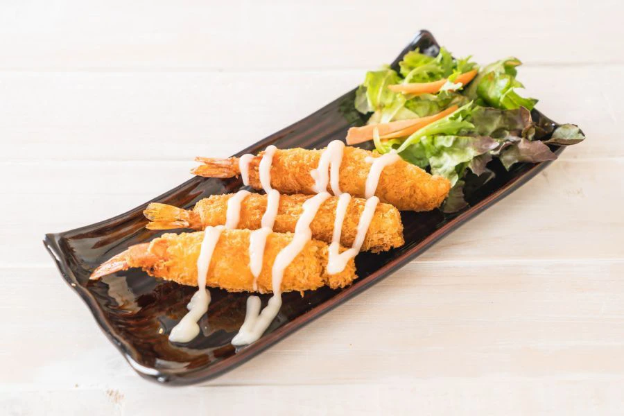 Tempura udang sangat sedap dihidangkan bersama sos tentsuyu.