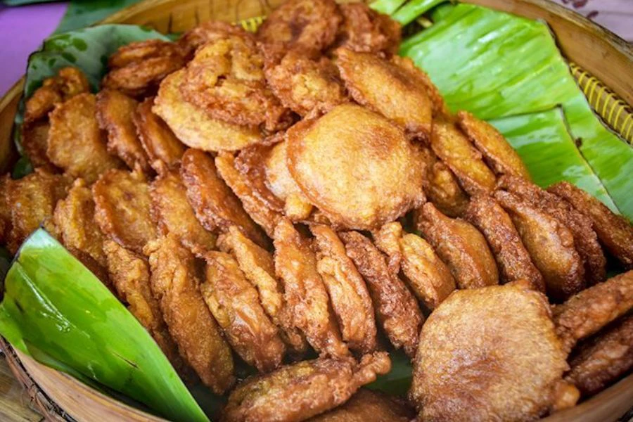 Kuih cucur dihasilkan daripada tepung beras dan gula Melaka memberikan rasa manis semula jadi.