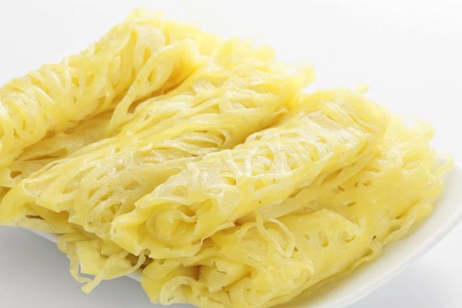 Roti jala antara menu wajib ketika majlis rumah terbuka.