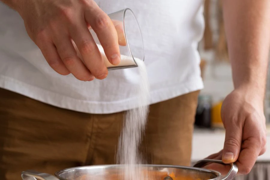 Garam yang dimasukkan terlalu awal boleh membuatkan daging menjadi keras.