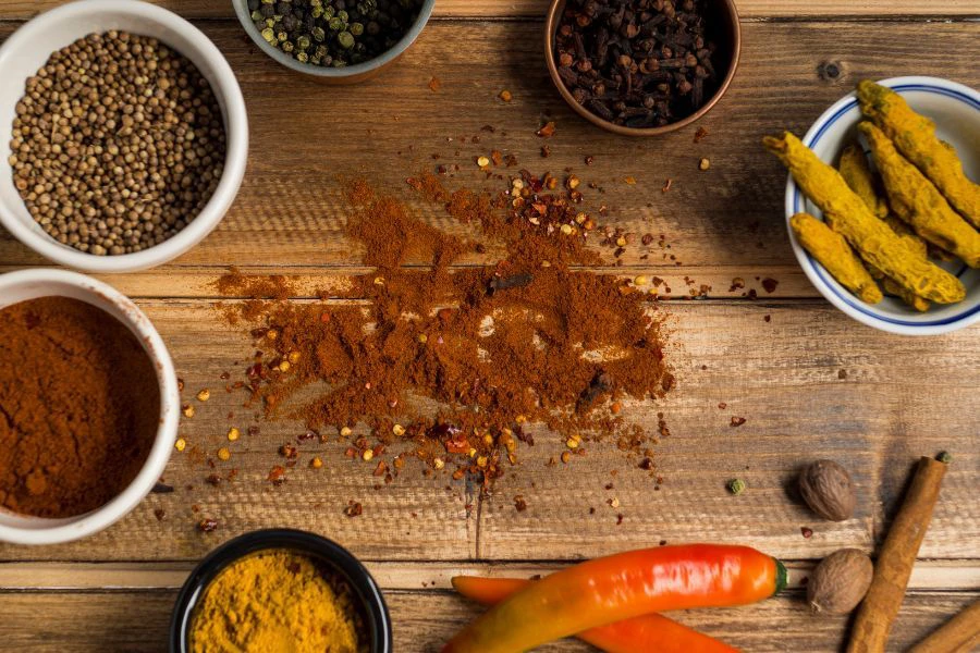 Gaulkan daging yang direbus bersama rempah tumis untuk isi yang lebih empuk.