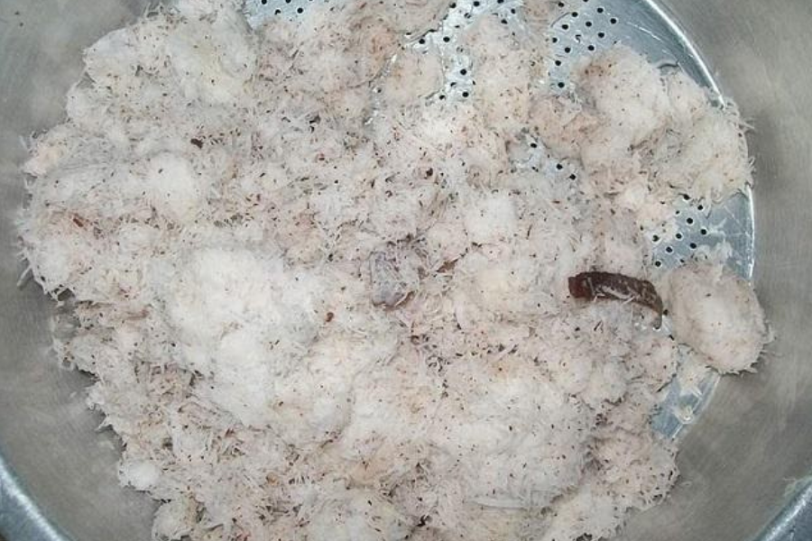 Hampas kelapa juga boleh menghilangkan bau blender.