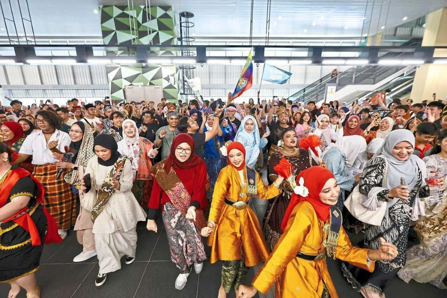 Air balang percuma akan diberikan seiring acara Keretapi Sarong 2025.